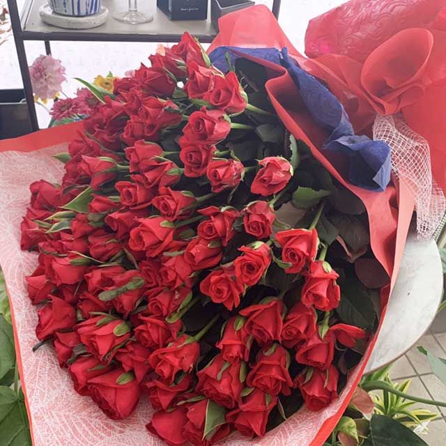 赤バラ１００本の花束